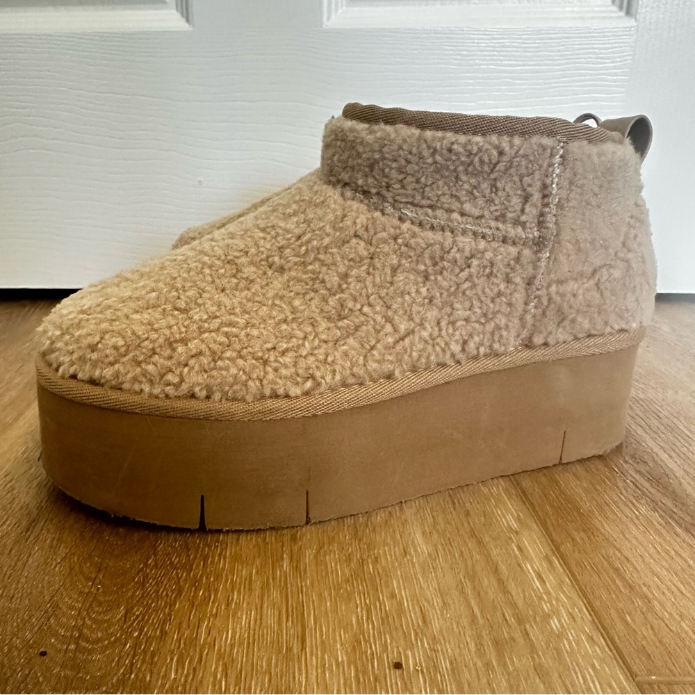 Cozy Tan Platform Slippers Sherpa 6.5 - Picture 3 of 7
